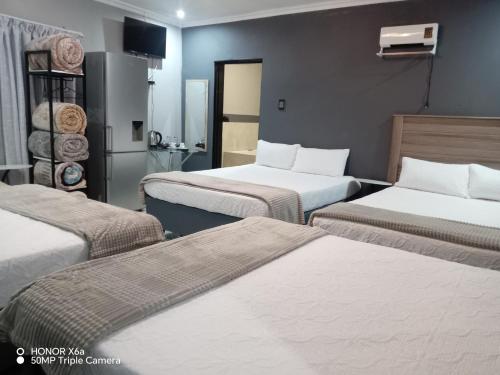 Galaxy Bed and Breakfast tesisinde bir odada yatak veya yataklar