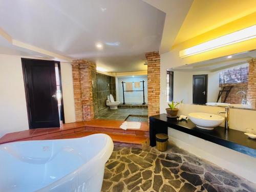 Koupelna v ubytování Poshanu Boutique Resort