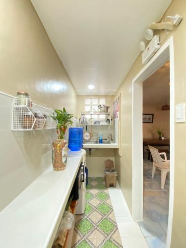 Una cocina con una encimera blanca con una planta encima. en Laguno Hostel and Guest House, en Moalboal