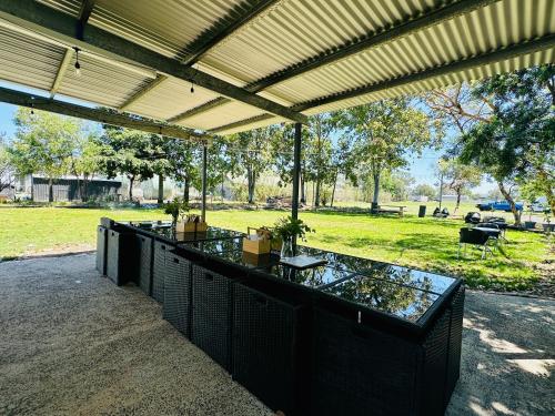 MitchellWestern Hotel的一个可以欣赏公园景色的户外酒吧