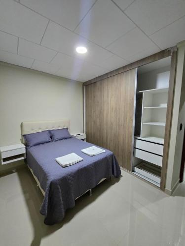 een slaapkamer met een bed met twee handdoeken erop bij Edificio El Molino in Tarija