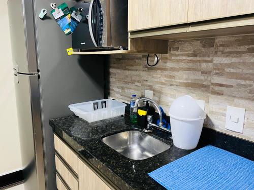 una cucina con lavello e frigorifero di Manhattan Beach Riviera 2 Terreo ad Aquiraz