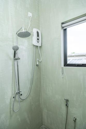 eine Dusche in einem Badezimmer mit Dusche in der Unterkunft Rise - Bed & Breakfast in Weligama