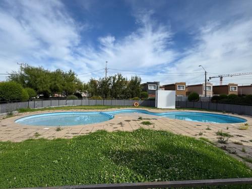 a small swimming pool in a yard with a fence at Acogedor y amplio, cercano al Hospital de Ovalle in Ovalle