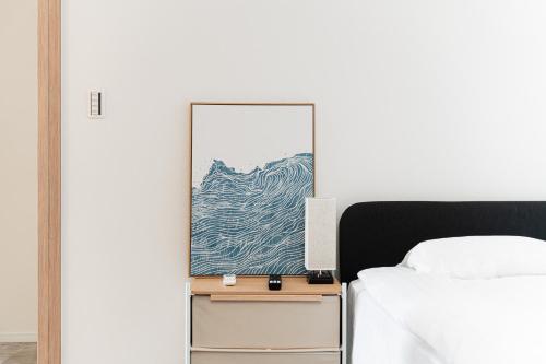 Ένα ή περισσότερα κρεβάτια σε δωμάτιο στο Sunlit Canopy - A Cozy Stay in Tokyo Shinjuku Area, with Easy City Access to Shibuya