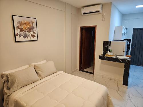 a bedroom with a bed and a desk in it at Easy Access Apartment - Ciudad del Este in Ciudad del Este