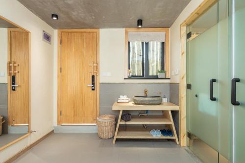 a bathroom with a sink and a shower at Shanghai Yipin Yijing B&B - Disney 上海一品艺景民宿-迪士尼店-近浦东国际机场 in Shanghai