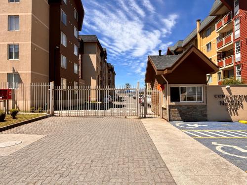 een wit hek voor een gebouw bij Departamento villarrica para 4 personas in Villarrica