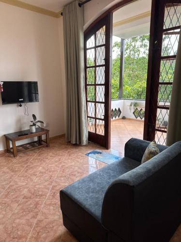 Una televisión o centro de entretenimiento en Kandy Villa 119