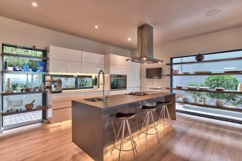 Kuchyň nebo kuchyňský kout v ubytování Panoramic Viewpoint - Luxury Villa with Ocean view