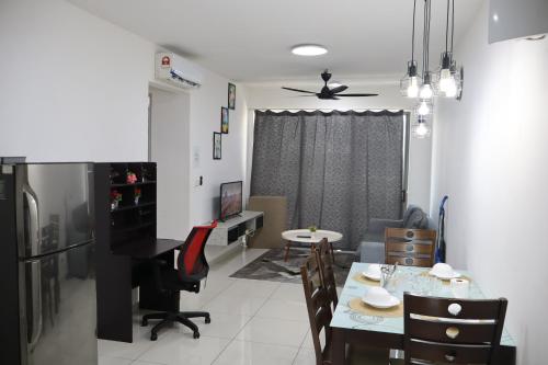 Cozy kenwingston Platz KL 2-5 pax 2BR&2BR genting view parkin netflix 3802 في كوالالمبور: مطبخ وغرفة طعام مع طاولة وغرفة طعام