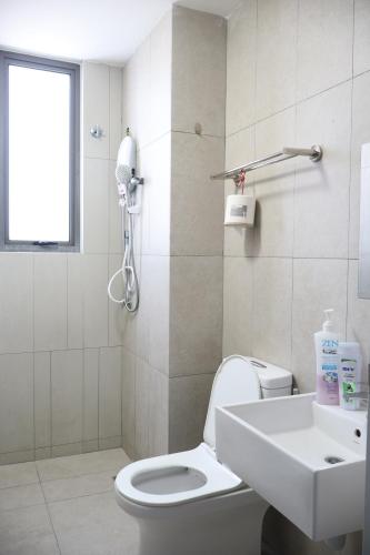 Cozy kenwingston Platz KL 2-5 pax 2BR&2BR genting view parkin netflix 3802 في كوالالمبور: حمام مع مرحاض أبيض ومغسلة