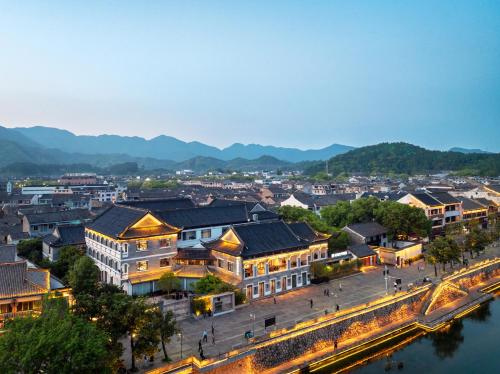 een overzicht van een stad met een rivier en gebouwen bij SSAW Garden Hotel Ningbo Xikou in Fenghua