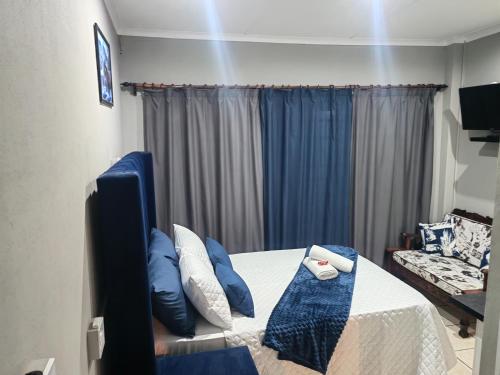 Una televisión o centro de entretenimiento en WegkruiperQ