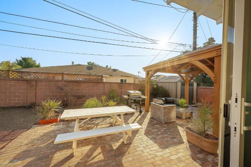 Patio nebo venkovní prostory v ubytování Chic Fullerton House - At Disneyland Area