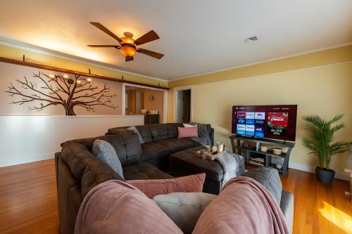 TV a/nebo společenská místnost v ubytování Chic Fullerton House - At Disneyland Area