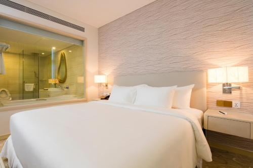 Postel nebo postele na pokoji v ubytování Diamond Bay Hotel