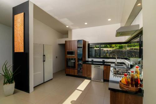 Η κουζίνα ή μικρή κουζίνα στο Private Room A with Bathroom and Amazing Views