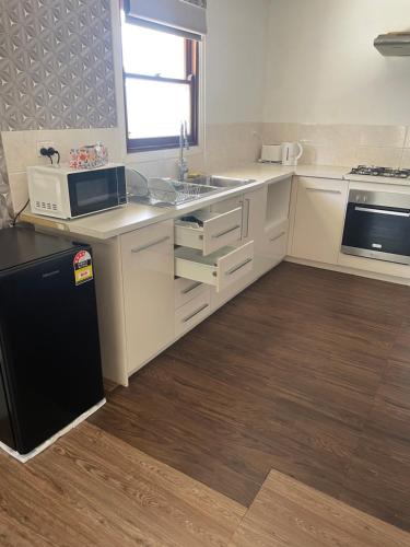 Η κουζίνα ή μικρή κουζίνα στο Budget Accommodation Entire house