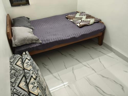 ein Bett mit zwei Kissen darauf in einem Zimmer in der Unterkunft Hotel Madhav bhakta nivas in Parli Vaijnāth