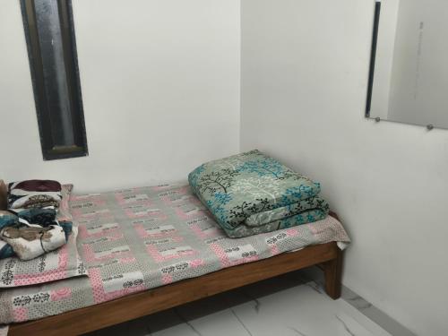 Ein Bett oder Betten in einem Zimmer der Unterkunft Hotel Madhav bhakta nivas