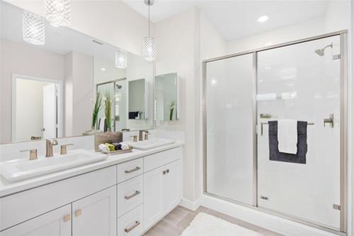 ein weißes Badezimmer mit zwei Waschbecken und einer Dusche in der Unterkunft #Marbella Lane - Chic Stay In Prime Irvine Area in Irvine