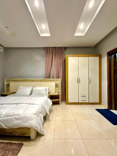 Galeriebild der Unterkunft Mega Villa 5 Bedroom Stand Alone Duplex in Ikuata