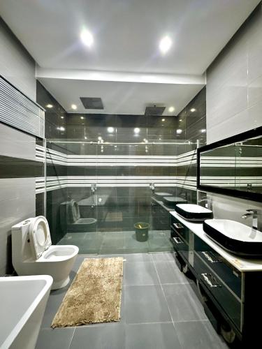 une salle de bain avec toilettes, lavabo et douche dans l'établissement Mega Villa 5 Bedroom Stand Alone Duplex, à Ikuata
