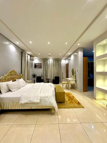 - une grande chambre avec un grand lit et une salle de bains dans l'établissement Mega Villa 5 Bedroom Stand Alone Duplex, à Ikuata