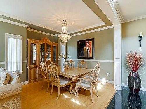 Foto sihtkohas New Westminster asuva majutusasutuse Gorgeous Home across Multi-Sport Facility with 2 NHL rinks at Rosemary Brown Rec Centre galeriist