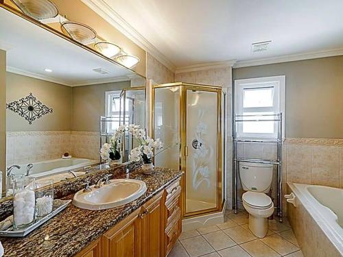 Foto sihtkohas New Westminster asuva majutusasutuse Gorgeous Home across Multi-Sport Facility with 2 NHL rinks at Rosemary Brown Rec Centre galeriist