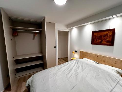 BischoffsheimにあるPetite maison indépendante avec garage attenantのベッドルーム(大きな白いベッド1台、クローゼット付)