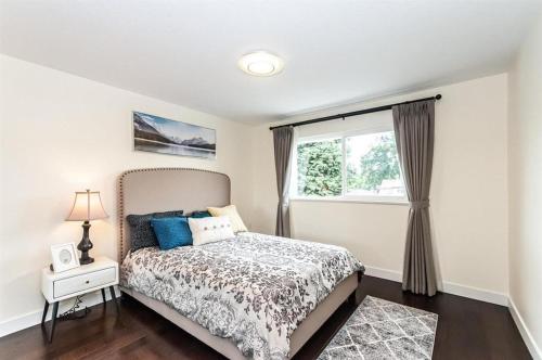 Un dormitorio con una cama y una ventana en W 20 House, en Vancouver