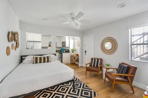 Ένα ή περισσότερα κρεβάτια σε δωμάτιο στο Entire Complex Steps To The Sand Sleeps 20