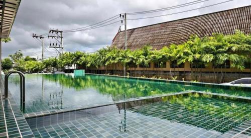 Phuket naka Condon-41无边泳池免费上网免费停车位 في فوكيت تاون: حمام سباحة أمام مبنى