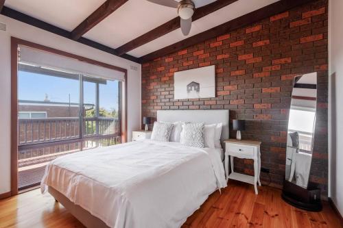 Postel nebo postele na pokoji v ubytování The Brickhouse - Family Escape near Dromana Beach