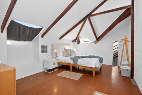 Postel nebo postele na pokoji v ubytování Seavista on the Esplanade - Sunlit Beachfront Escape