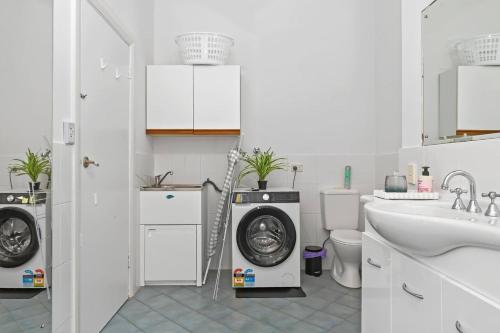 Koupelna v ubytování Seavista on the Esplanade - Sunlit Beachfront Escape