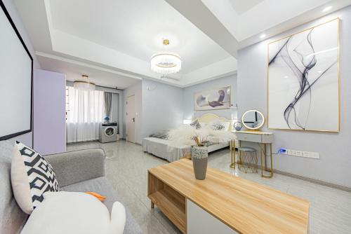 a living room with a bed and a couch at 室雅澜庭江景民宿丨解放碑洪崖洞店 in Chongqing