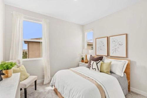 ein weißes Schlafzimmer mit einem Bett und einem Stuhl in der Unterkunft #Marbella Lane - Chic Stay In Prime Irvine Area in Irvine