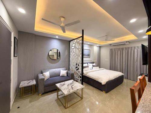 Ένα ή περισσότερα κρεβάτια σε δωμάτιο στο BedChambers Aparthotel, Near Medanta, Gurgaon