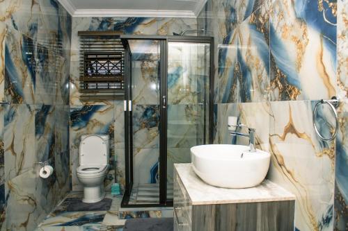 Koupelna v ubytování Silver Lake Lodge Rustenburg