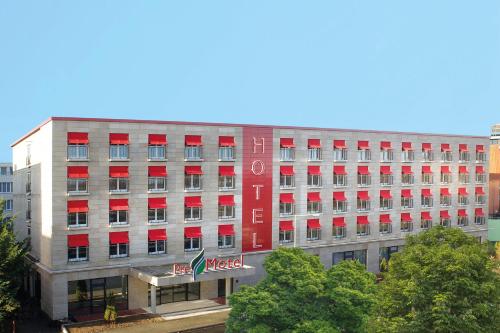 un edificio con ventanas rojas y un hotel en Hotel PreMotel-Premium Motel am Park en Kassel