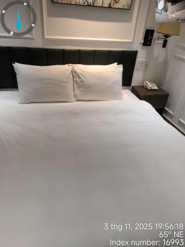 Giường trong phòng chung tại Coco Hotel