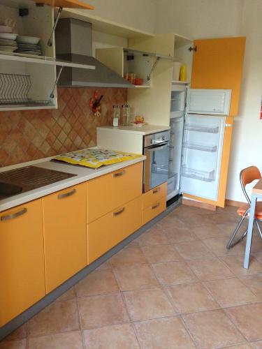 A kitchen or kitchenette at Orange house
