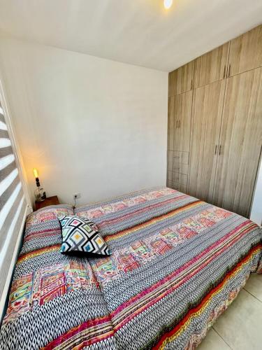 ein Schlafzimmer mit einem Bett mit einer Steppdecke darauf in der Unterkunft Casa completa en fraccionamiento privado San Jerónimo Coatepec in Coatepec