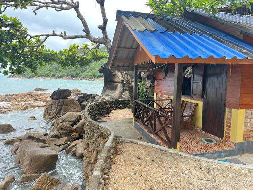 une petite maison au bord d'une rivière dans l'établissement Mama's Bungalows Koh Chang Ranong, à Koh Chang Ranong