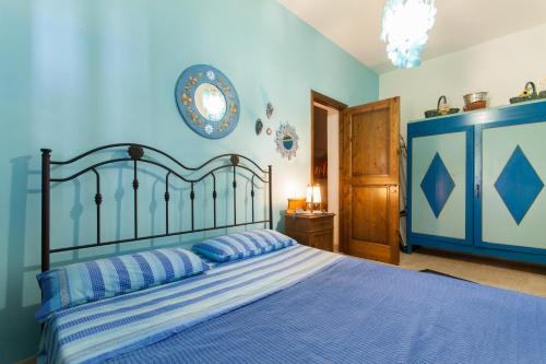 カステッランマーレ・デル・ゴルフォにあるVilla Esterの青い壁のベッドルーム(ベッド1台付)
