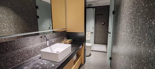 Ένα μπάνιο στο Chongqing Justom Family Serviced Apartments 3