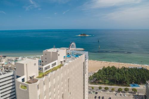 een uitzicht op het strand vanaf de top van een gebouw bij Richeville Signature Hotel and Residence in Puwŏl-li
